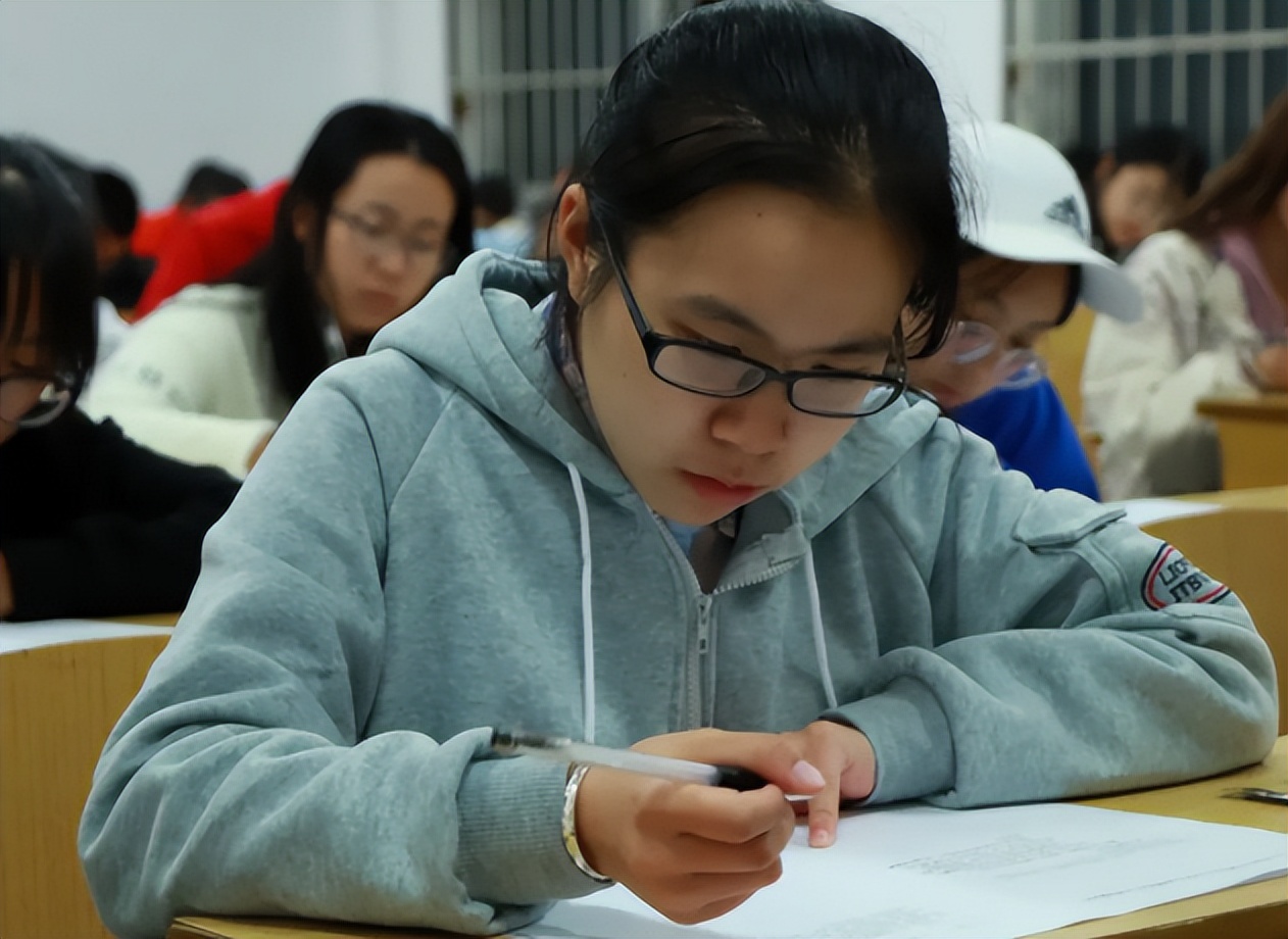 大学生迎来消息，毕业难度或再次升级，大学生的好日子要结束了