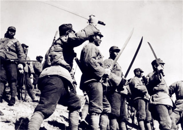 死相难看的日本将军，夜里遇到我军突袭，小兵从屁股处把将军捅死