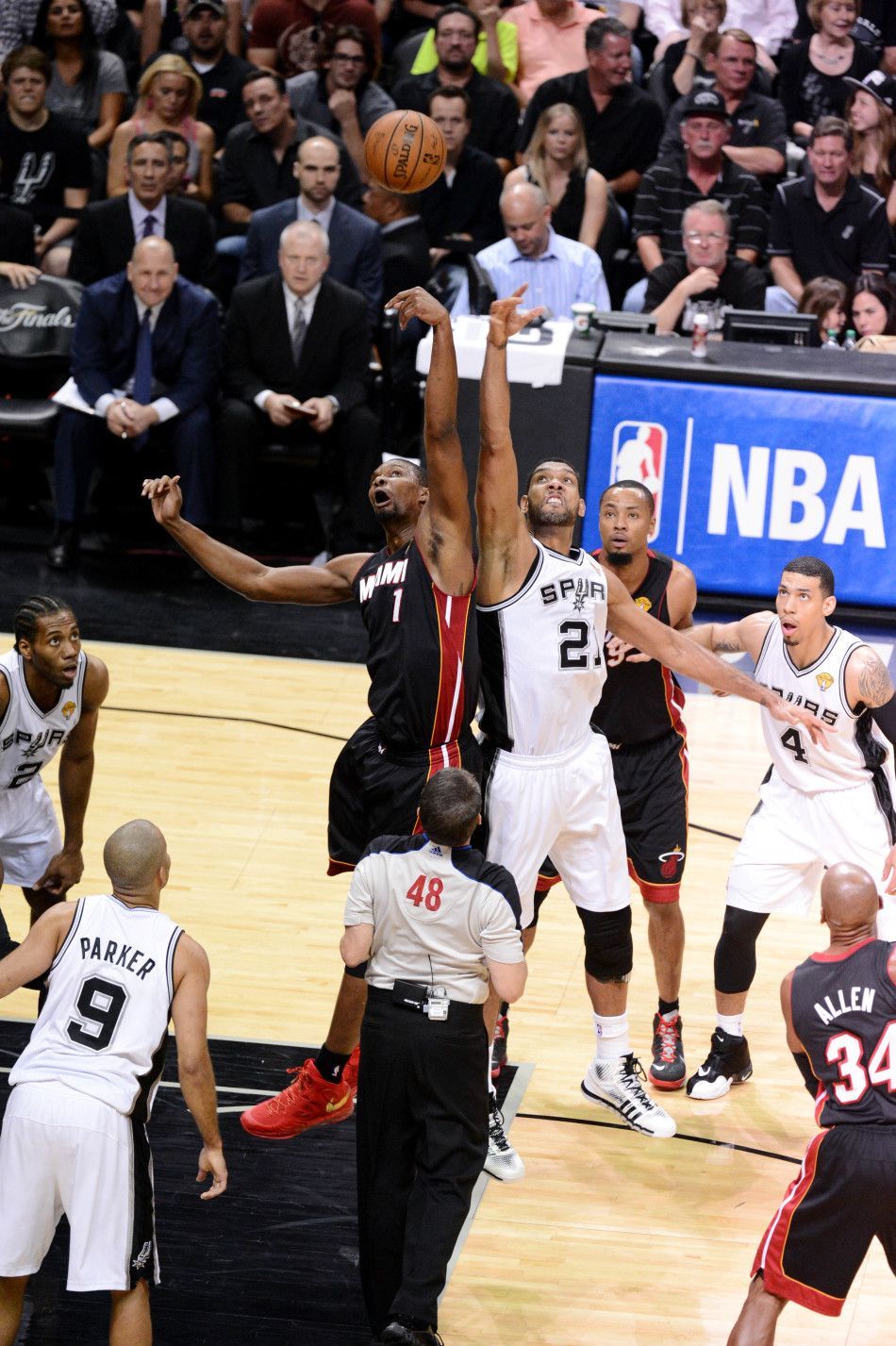 nba球员为什么不能挂框(篮球场上的争议球——投篮时篮球卡在篮筐上球权归属？)