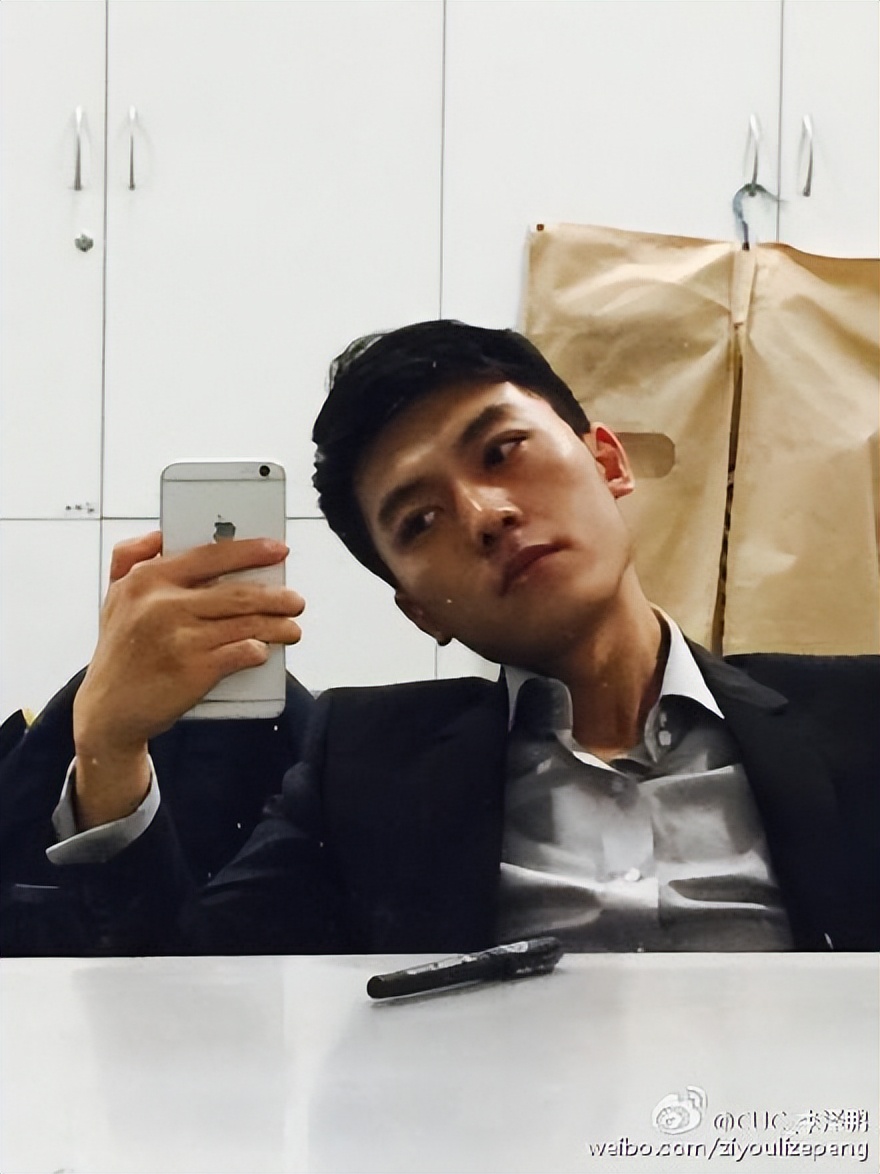 央视90后男主播李泽鹏爆红：明明可以靠脸吃饭，却要靠才华