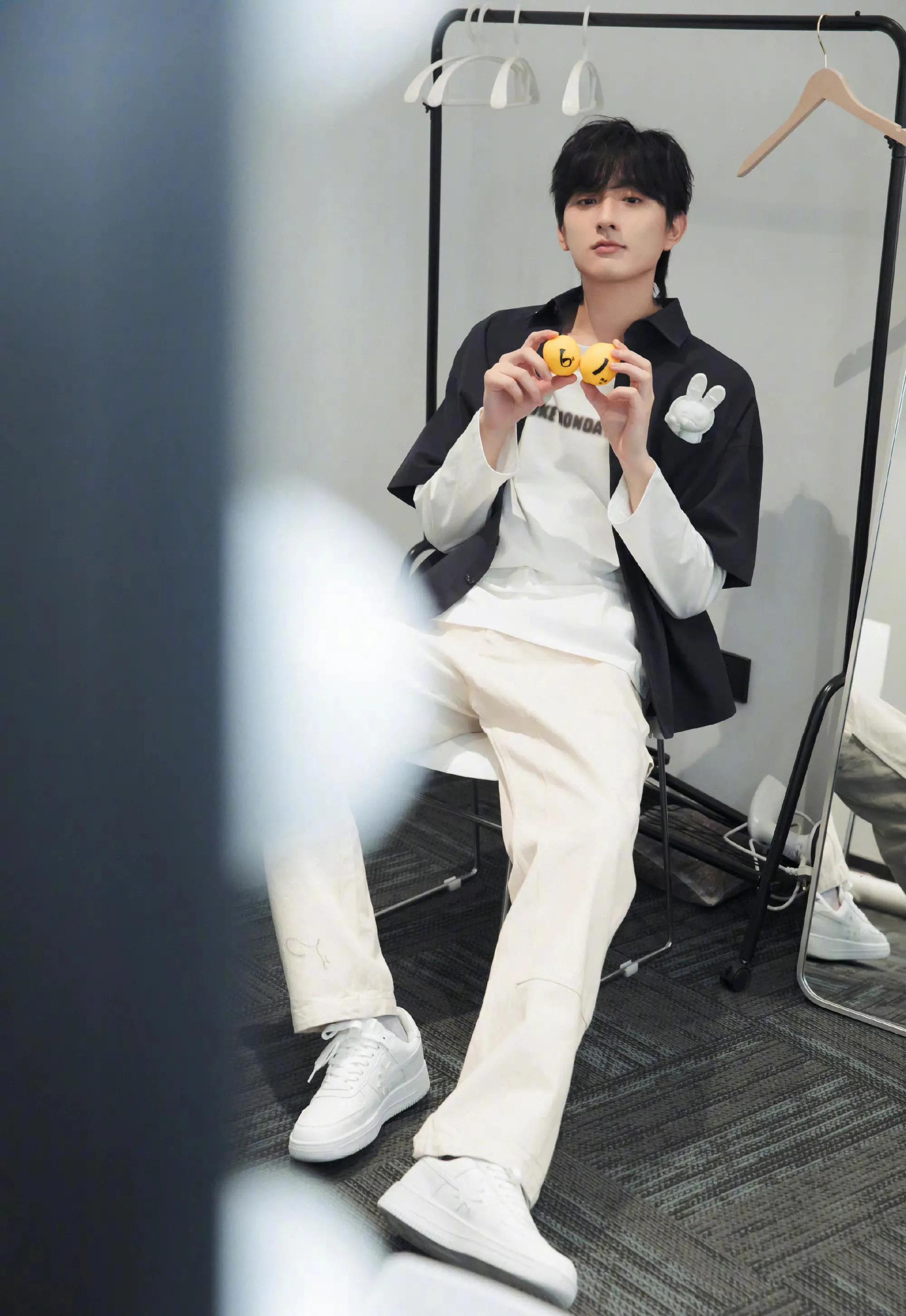 古装丑男？不，现代美男