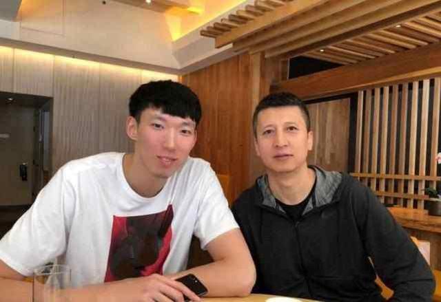 为什么中国球员在nba站不住(作为现役中国男篮最强的球员，为什么连在CBA打个球都实现不了？)