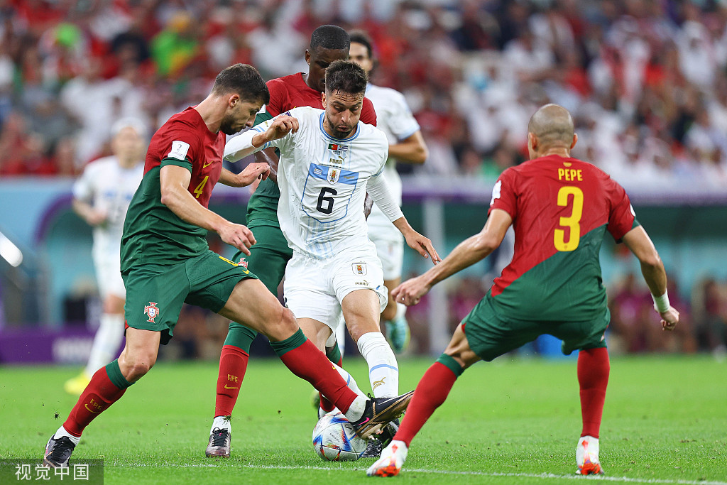 世界杯葡萄牙vs乌拉圭优酷（世界杯｜B费诡异传中破门+点射 葡萄牙2-0乌拉圭）