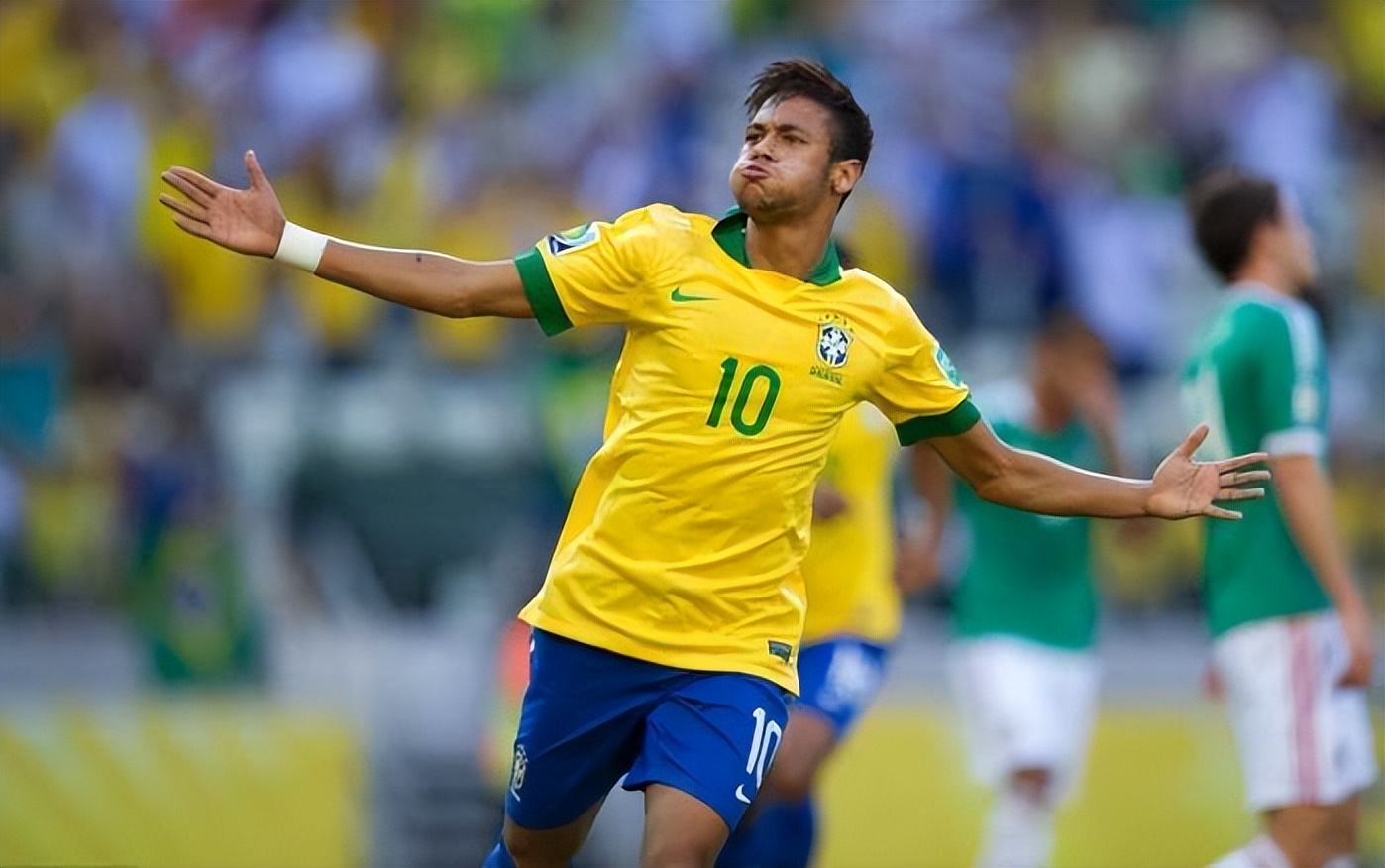 现役足球周薪(现役足坛周薪排行榜,梅西排第五c罗排