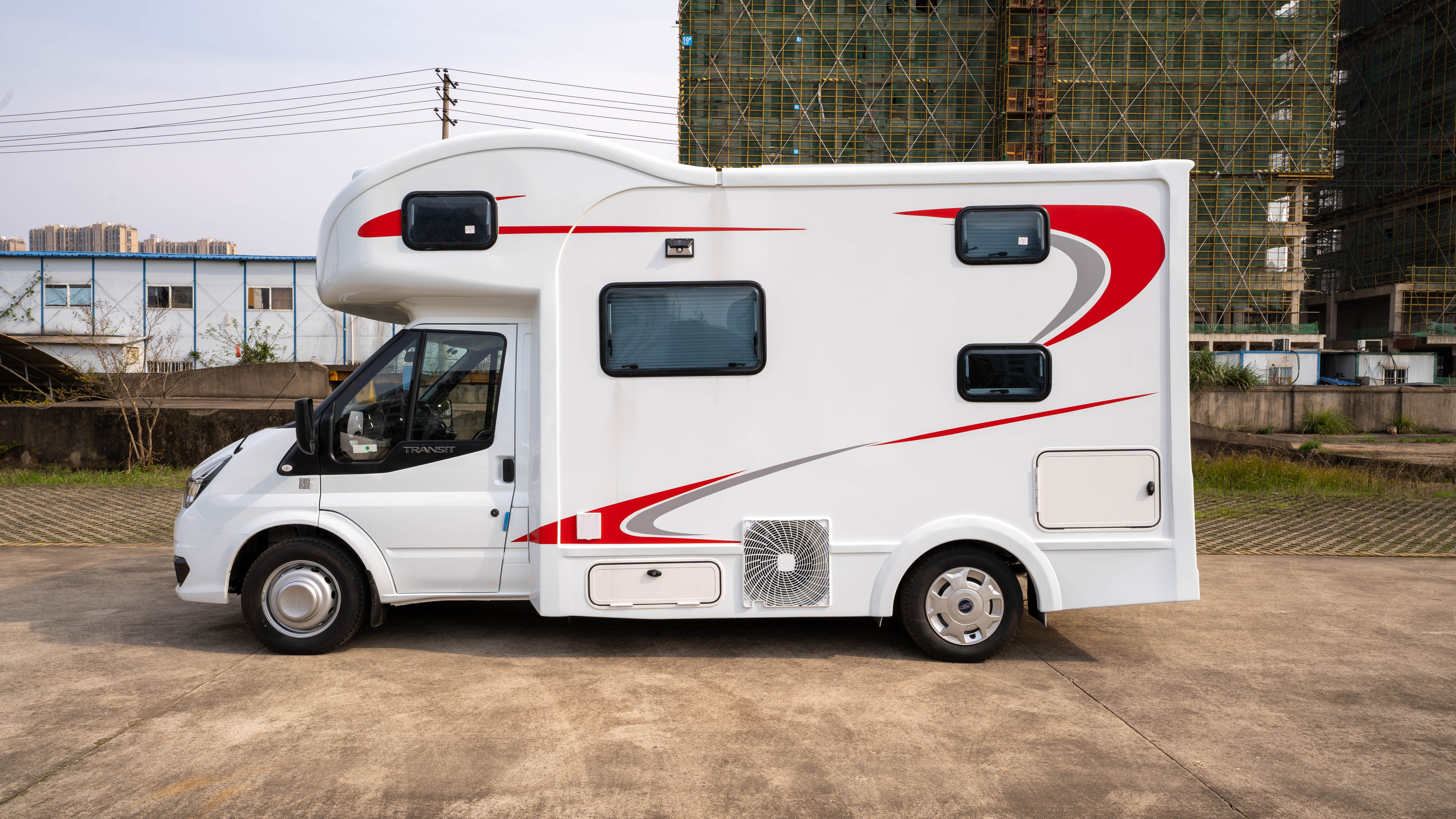 大空间舒适度高,还有48v房车电路加持,趣蜂c810自动挡房车