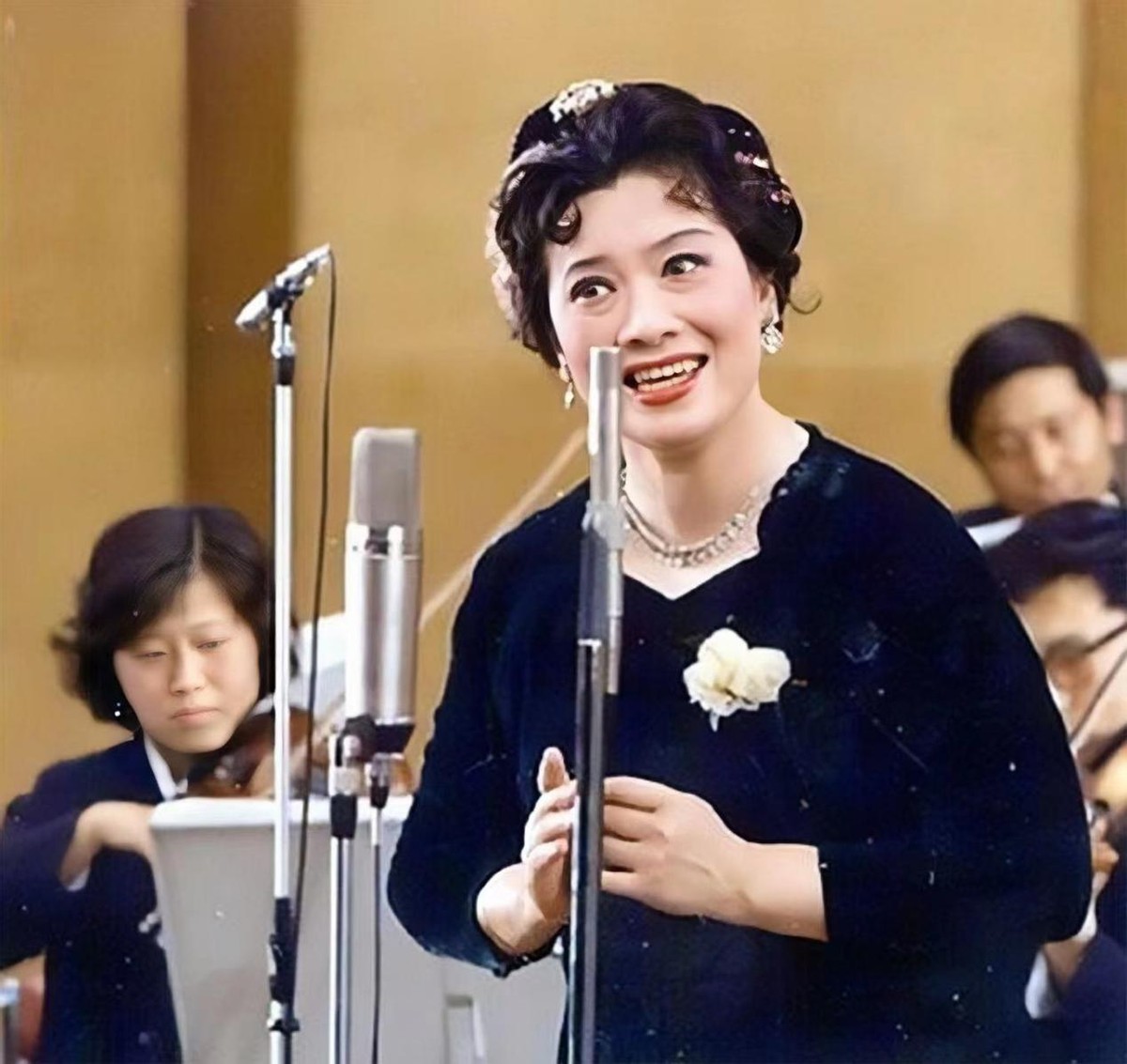 歌唱家朱逢博:丈夫离世后,守着骨灰生活14年,如今生活现状怎样