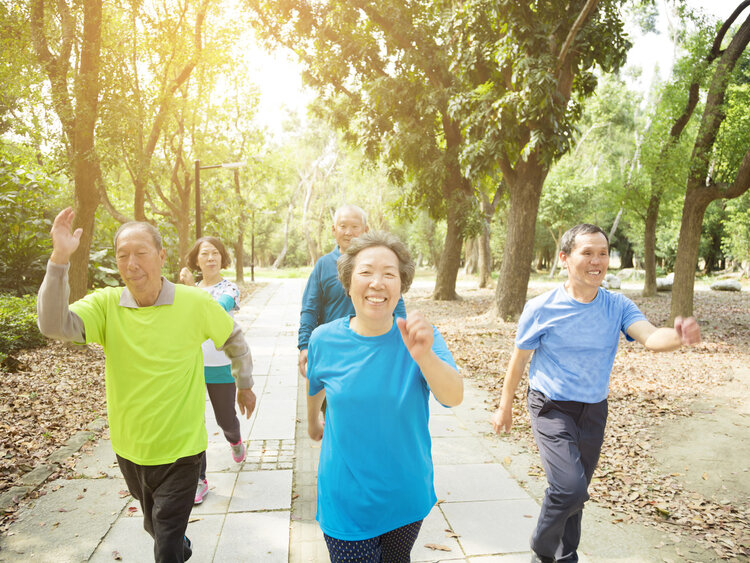 走路快与走路慢的人，谁会更长寿？美国研究：二者或相差15年寿命