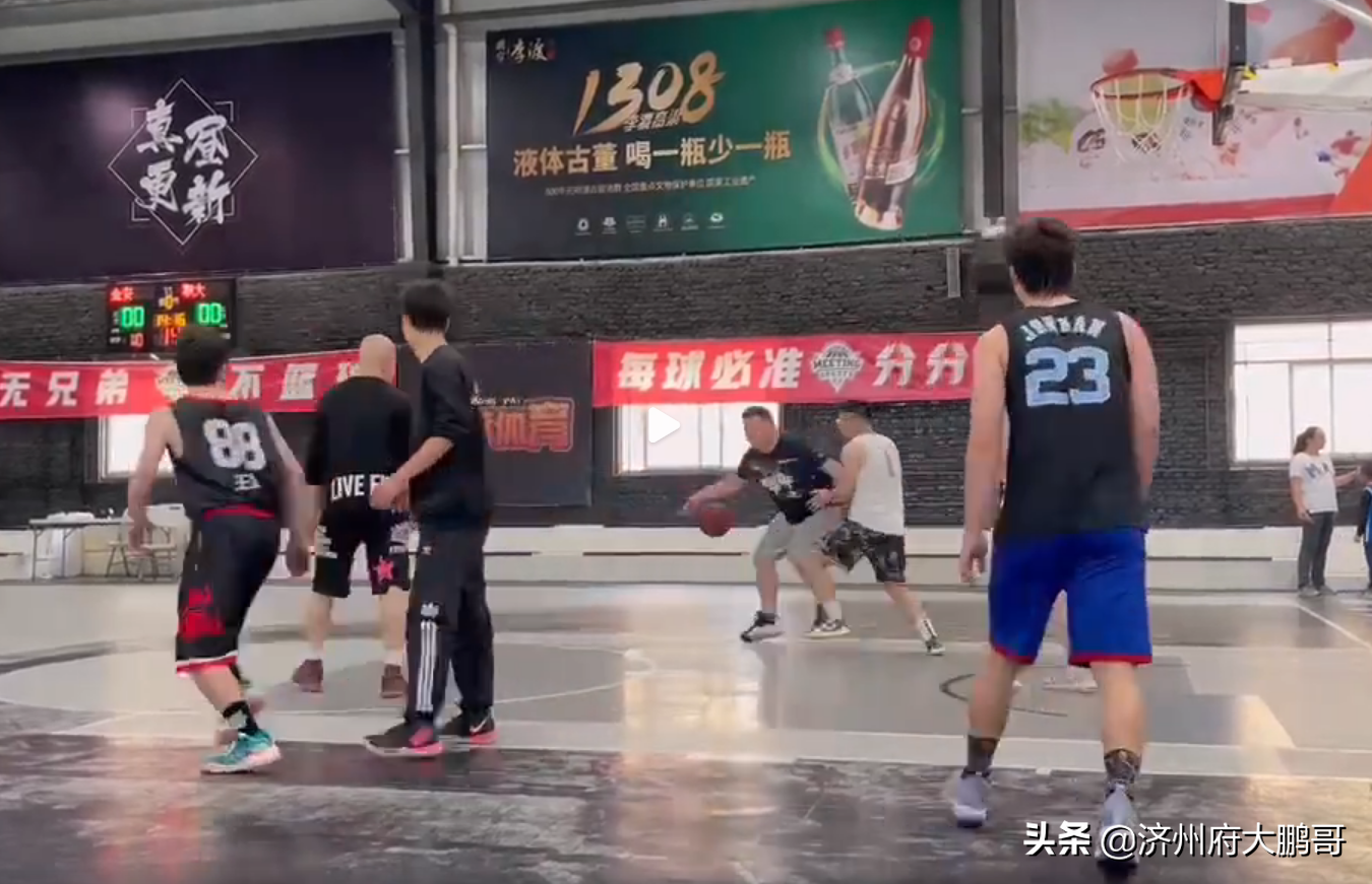 打篮球的男生视频(德云社阎鹤祥晒打篮球视频，六个进球不重样，还引来美女网红围观)