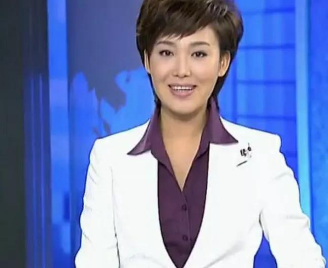 央视主持人郑丽：知性优雅，温婉大方，魅力十足
