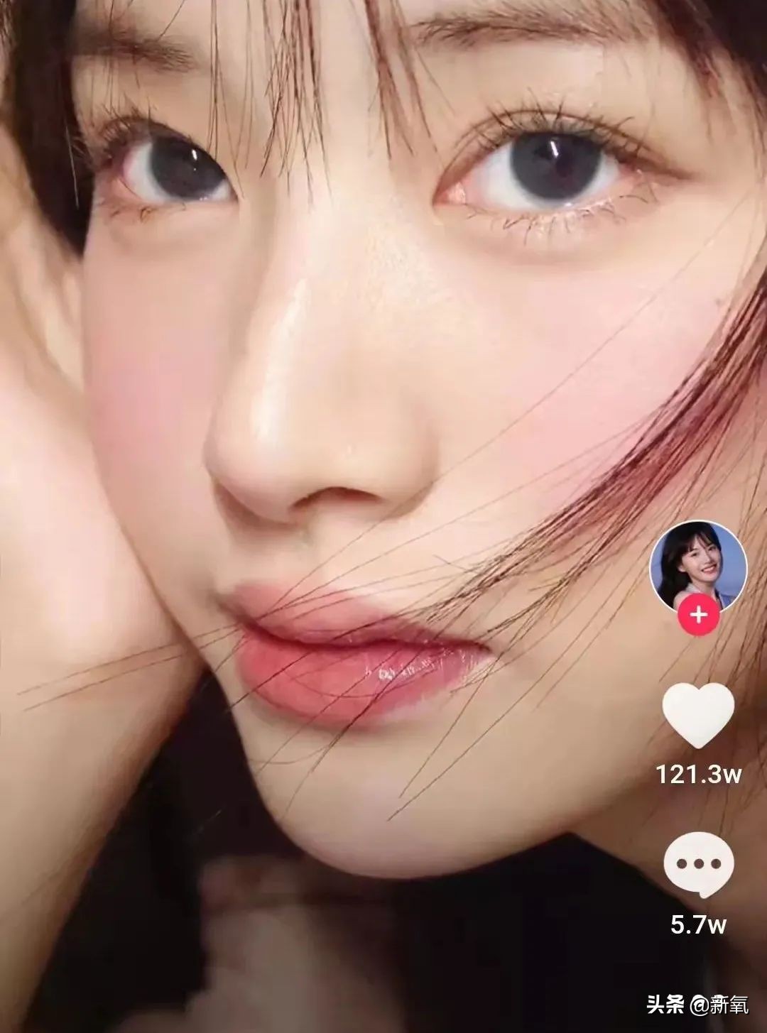 网红圈也出了个淡颜系美女！旧天台随便一拍她就火了？