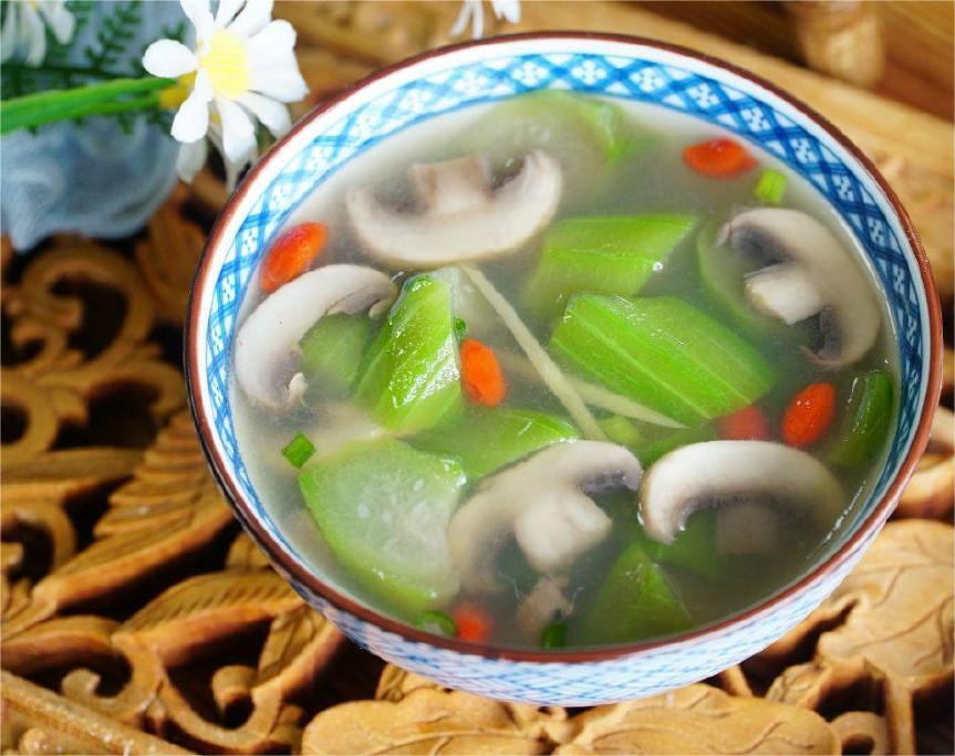 图片[1]-【丝瓜蘑菇汤】做法步骤图 刮油解腻 营养丰富-起舞食谱网