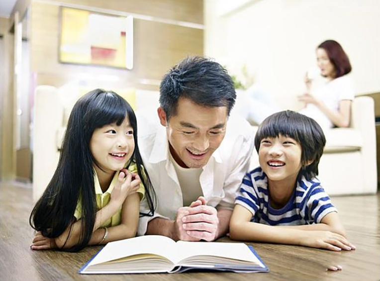 女生期末成绩优异，家长奖励一分钟任意购物，结账时却五味杂陈