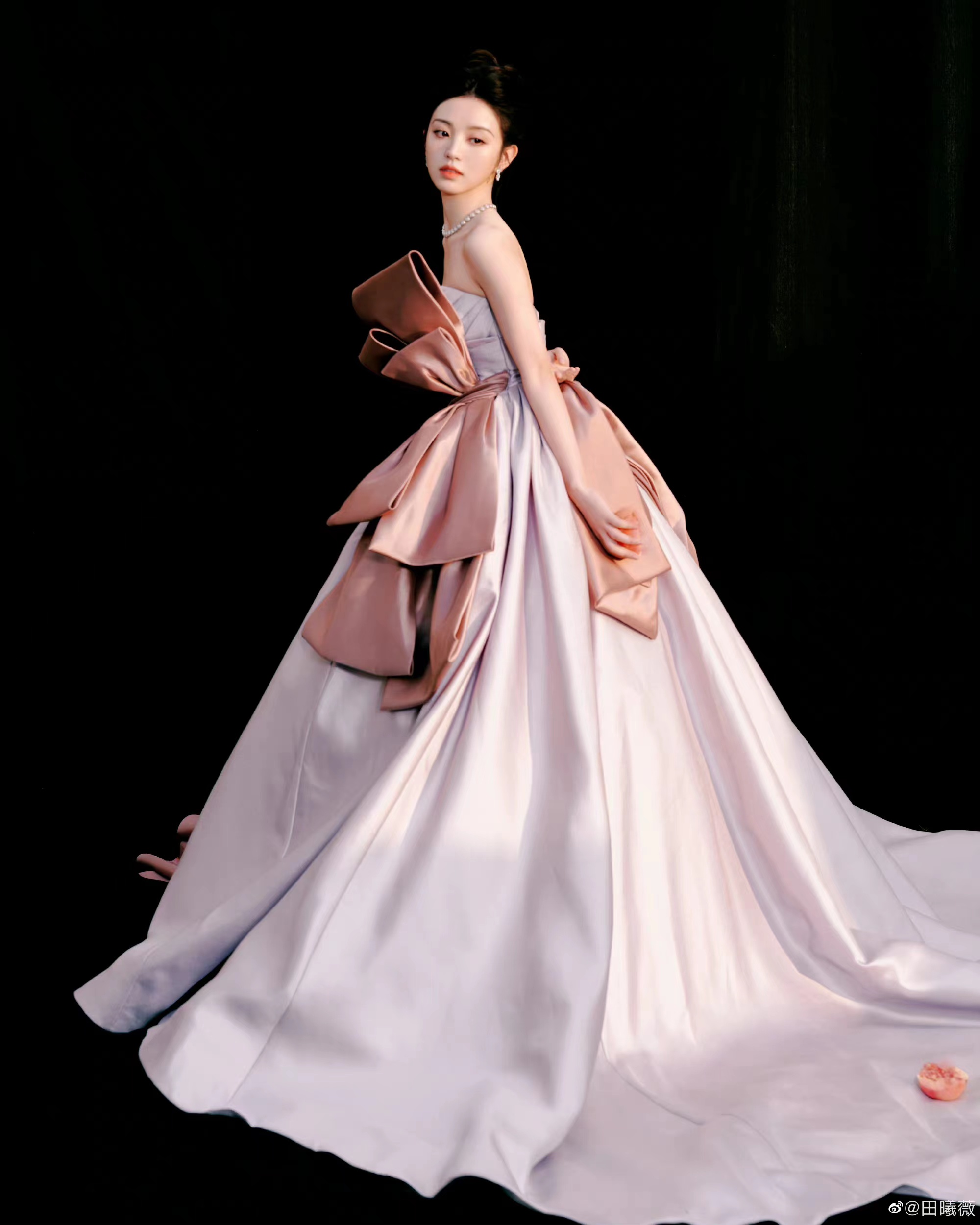 田曦薇红毯造型美上热搜,穿蝴蝶结抹胸裙,收起刘海更优雅大气