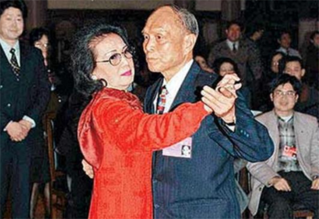 霍英东二房冯坚妮，霍母百般阻拦下偷偷迎娶，让霍英东钟情52年