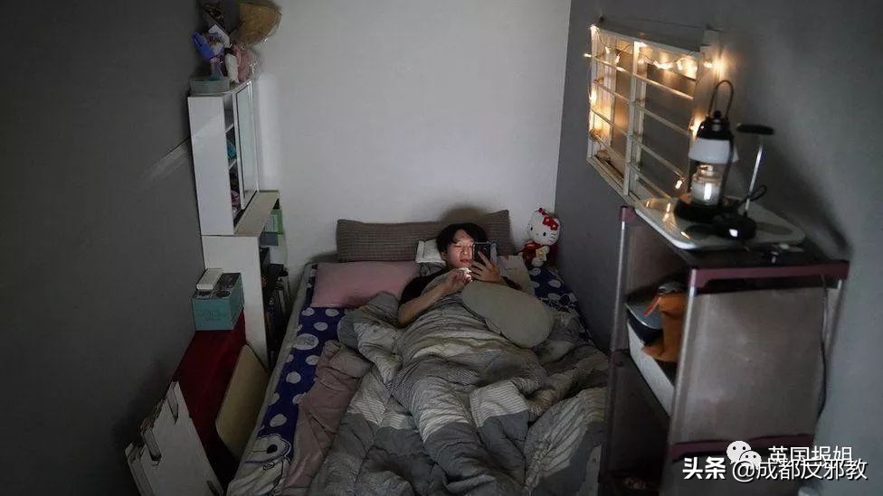 阴冷潮湿、蟑螂乱窜，住在半地下室是很多韩国人的真实日常