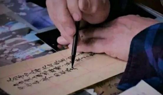 山西老汉张喜才：苦练书法50年，8年抄完四大名著，却被批无意义