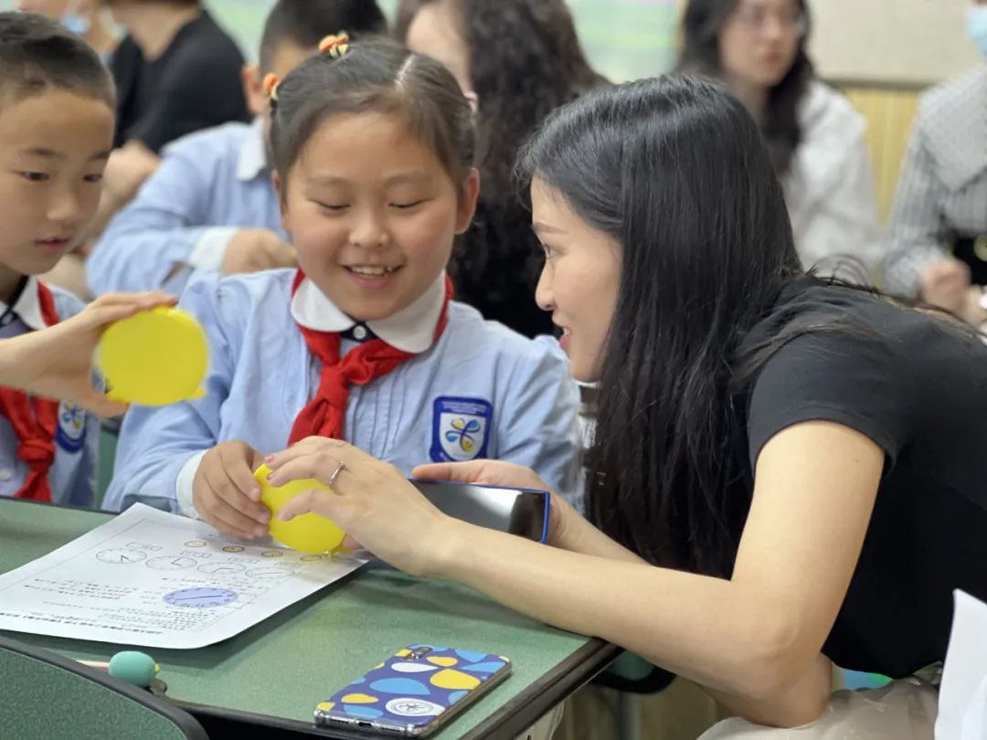 冯之刚名师工作室齐聚双流区实验小学外国语学校开展送教研讨活动