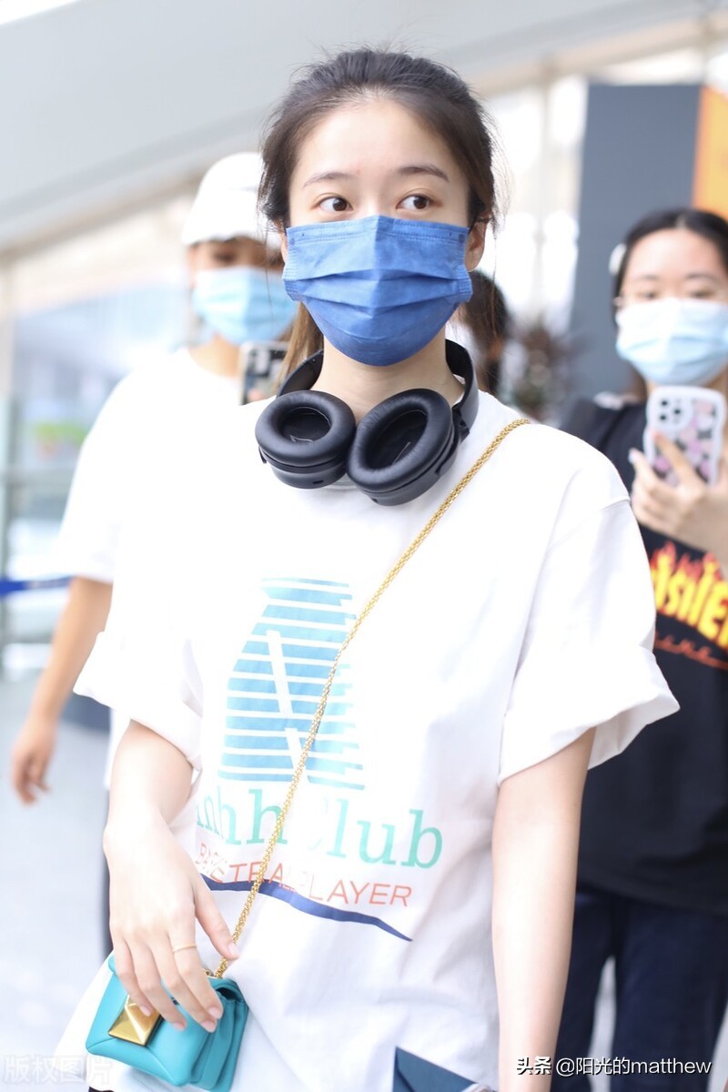 街拍：张雪迎白Tee+运动短裤+小白鞋清纯休闲