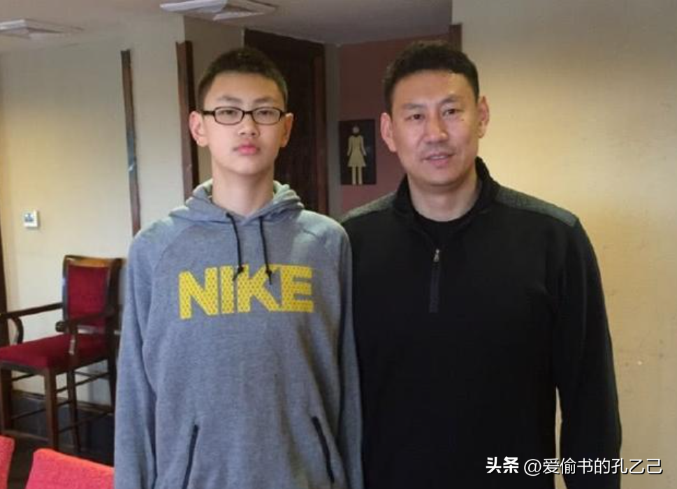 江苏男篮主教练李楠简历（小李飞刀李楠：婚礼请歌手李楠唱歌，和妻子早恋，儿子已2米19）