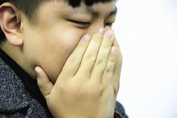 干咳不止，吃了止咳药也不见效，什么原因？自查是否存在4个因素