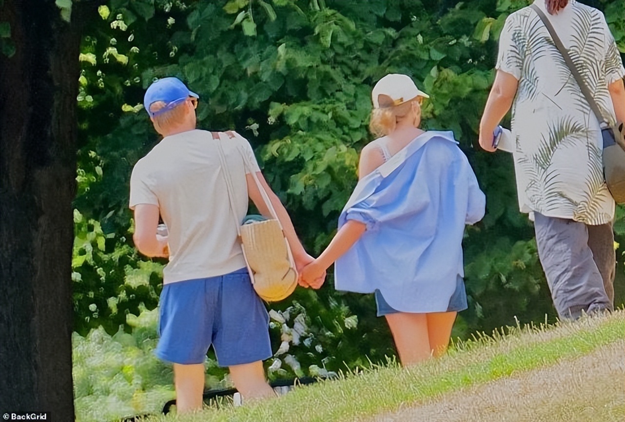 32岁泰勒·斯威夫特约会啦！和男友穿蓝白情侣装很清爽，没有婚戒