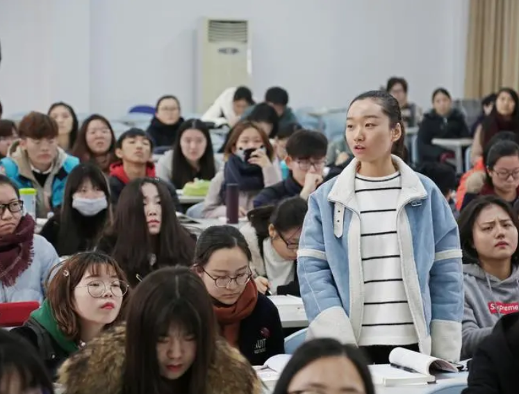 大学“课程表”差距大，明眼人一眼就能分辨：谁是985谁是大专