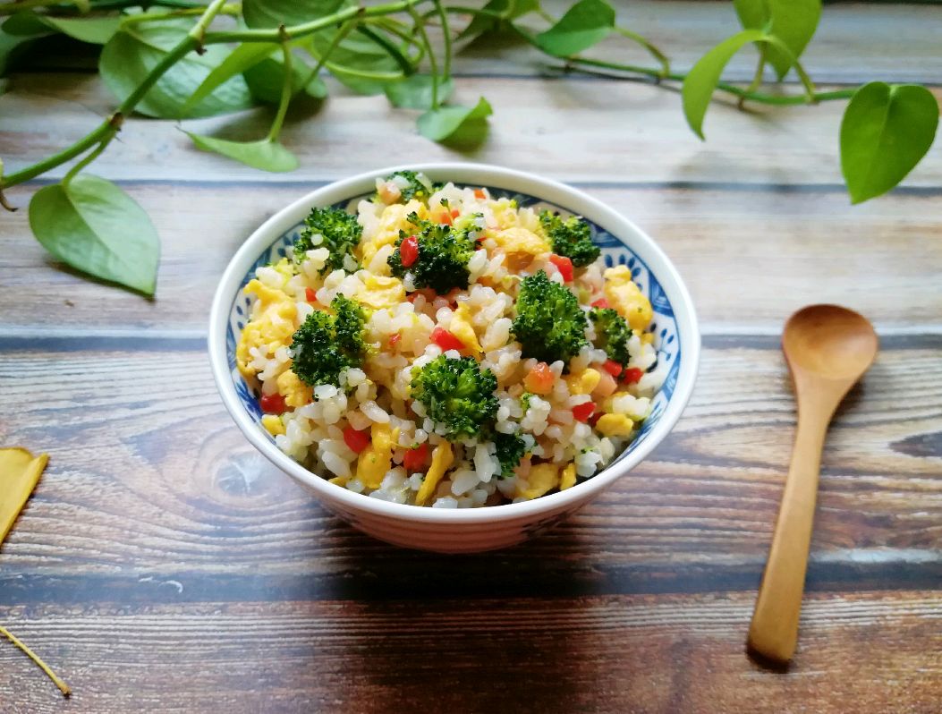图片[1]-【西蓝花蛋炒饭】做法步骤图 营养解馋超过瘾-起舞食谱网
