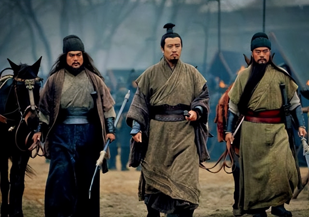 而《三国演义》是中国第一部长篇章回体小说,讲述了魏蜀吴三国争霸