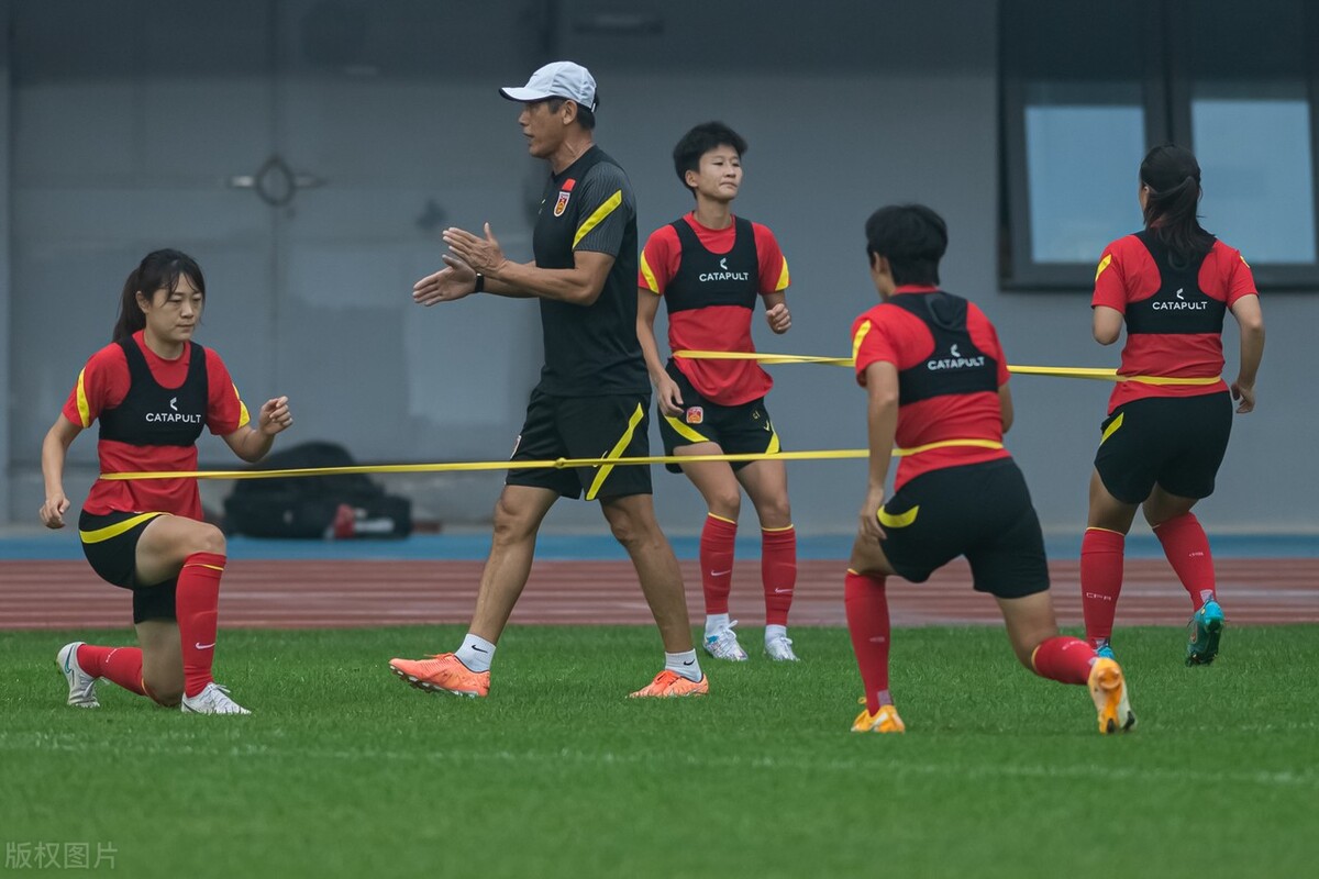 在哪可以看中国女足今天的比赛（CCTV5直播，中国女足14点东亚杯揭幕战，唐佳丽王霜携手争胜）