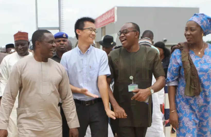 3年前,80后河南小伙在非洲当上酋长土皇亲自册封,允许妻妾成群