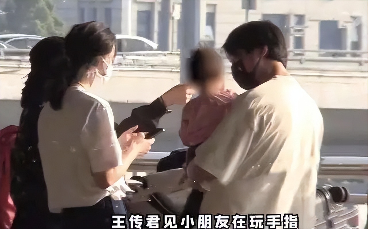 怼章子怡、吻张一山，17岁上春晚35岁离婚，齐溪是怎样一个人？