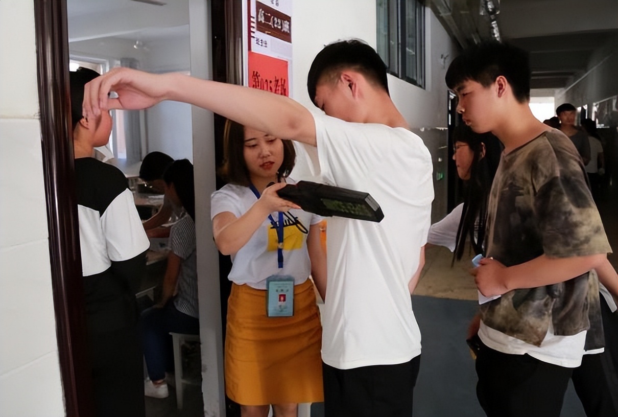 高考监考老师坦言:考试睡觉,出考场鲜花迎接,此话让人陷入沉思