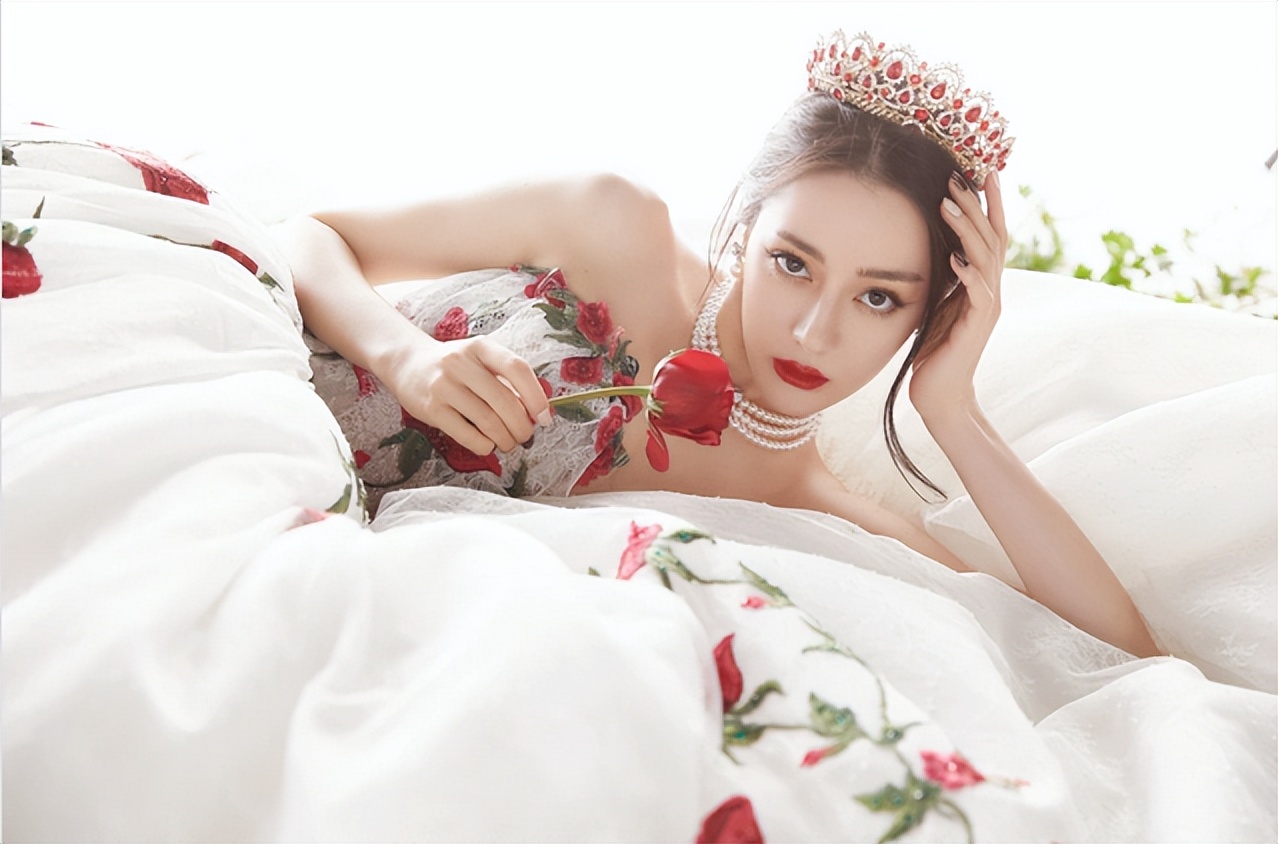 迪丽热巴穿v领秀身材!光脚踩椅子上露美腿,五官立体画大红唇