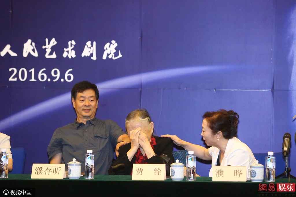 濮存昕“消失”的九年：丧弟又丧父，晚年不再演戏，只想照顾母亲