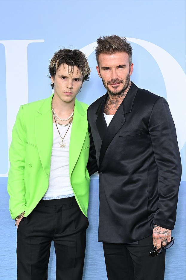 小贝带17岁小儿子闪耀迪奥大秀！克鲁兹穿绿西装好帅，真不输老爸