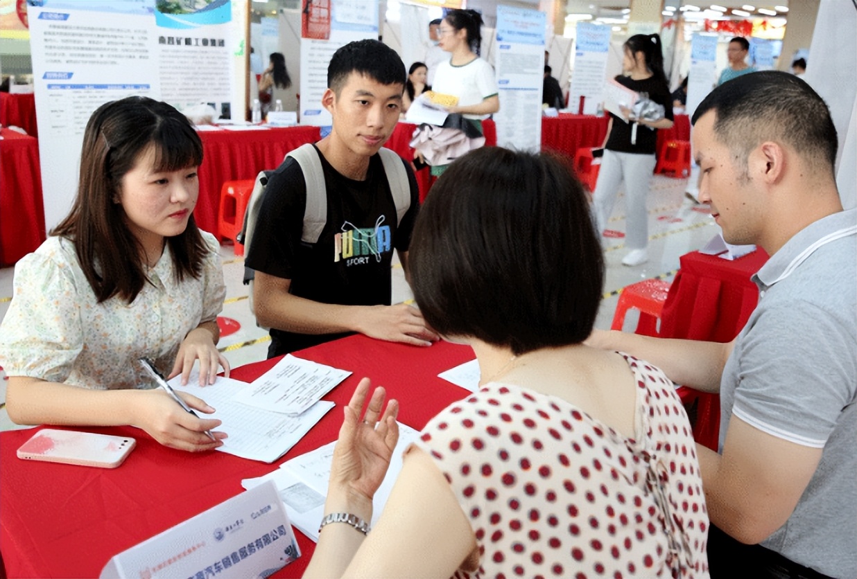 毕业多年后参加同学会，才知道在大城市工作和老家的差别，很现实