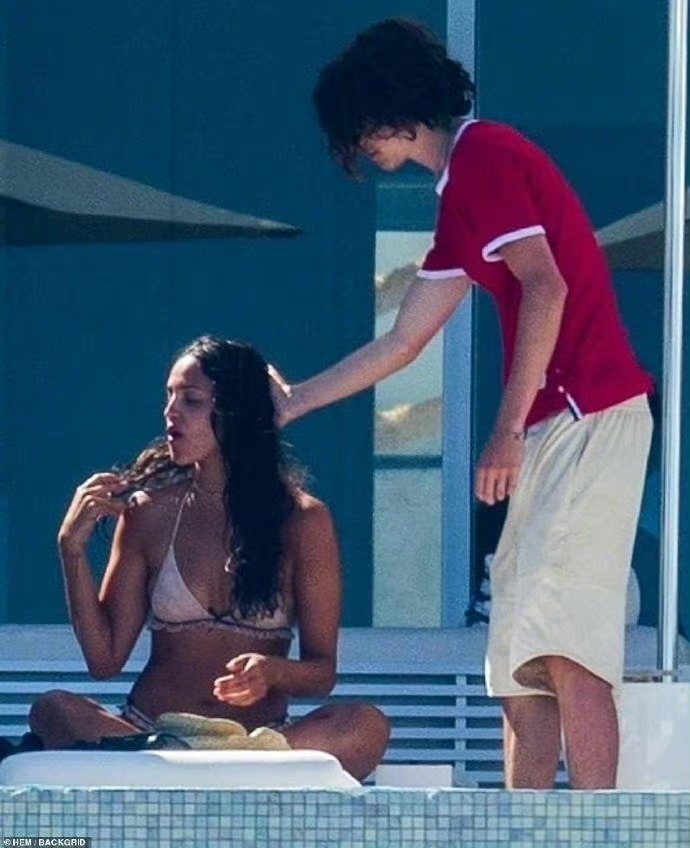 海王又恢复单身了，与女神艾莎交往不到1个月，网友：不愧是海王