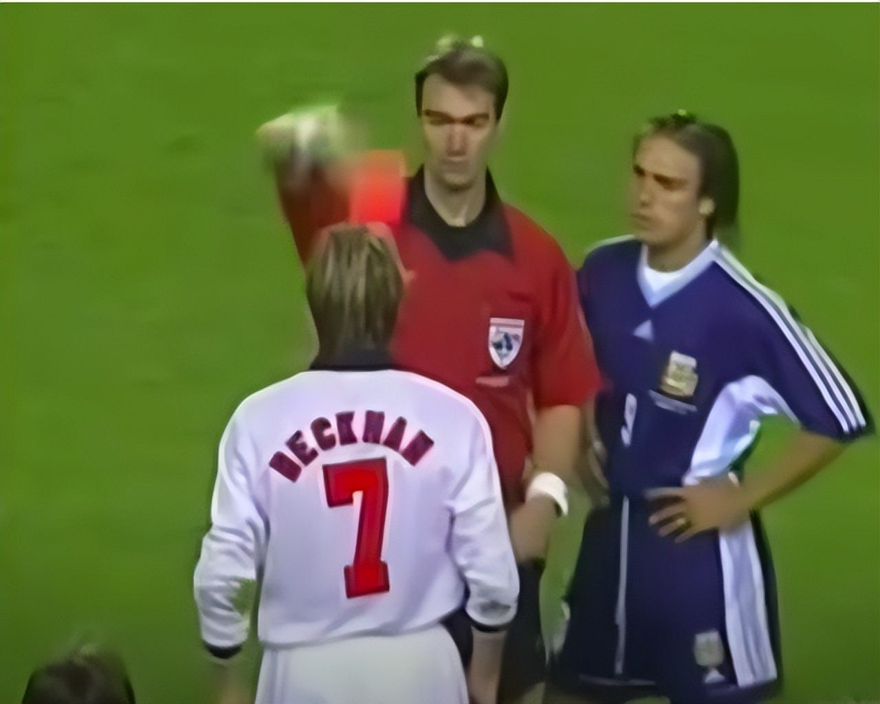 1998年世界杯贝克汉姆进球（生涯最佳进球！让贝克汉姆从过街老鼠，重新成为国家英雄的一球）