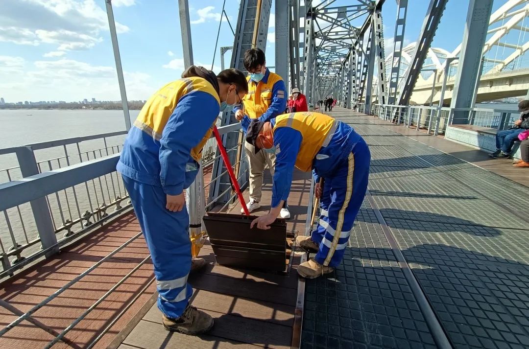 松花江百年铁路桥，迎接每年一度的“跑冰排”