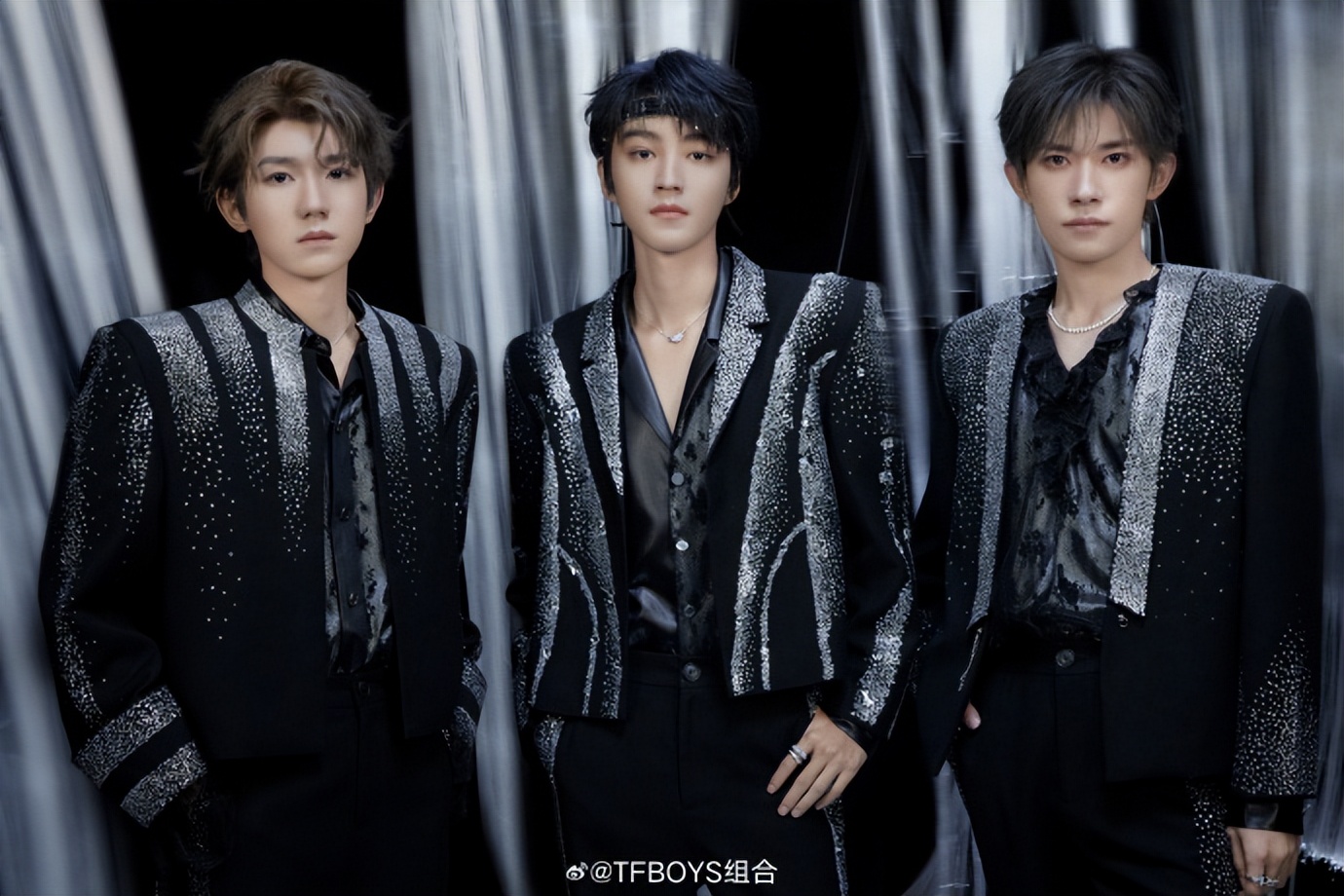 tfboys发布最新第二波演唱会造型:拥抱少年时吹来的清风,采撷星光点缀