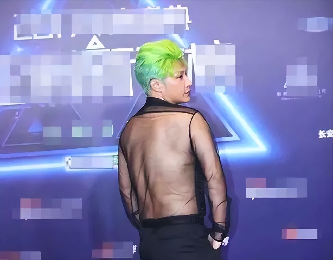 男明星在红毯上作的“怪”，穿丑衣、爱作妖，风头出尽