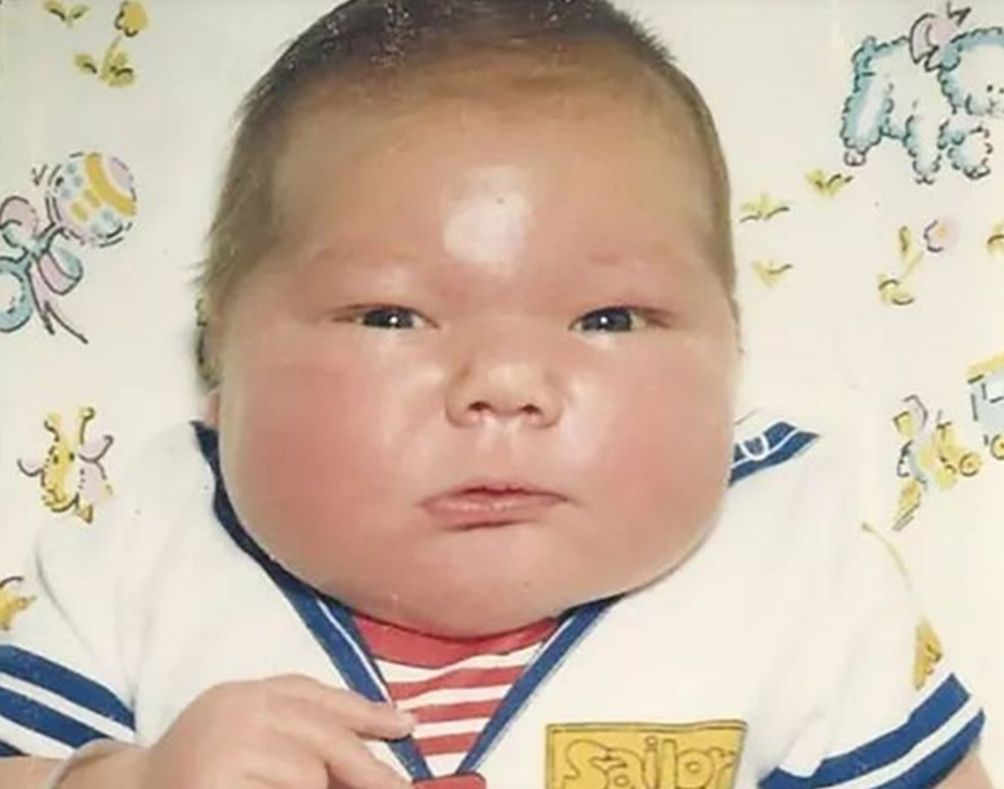 1983年，美国夫妇生下14.5斤“巨婴”轰动全美国，如今却成为空警