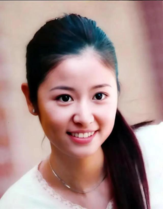 别以为扎个双马尾就是少女了,4位中年女星扮嫩,一个比一个辣目