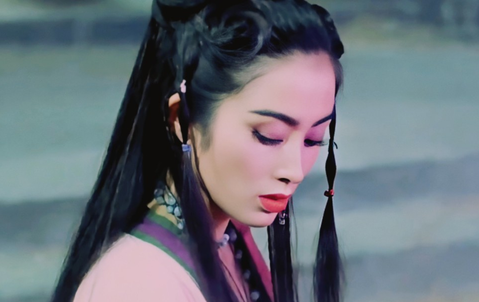 "回眸一笑"真的不要硬演,有人一眼万年,有人想给她按回去