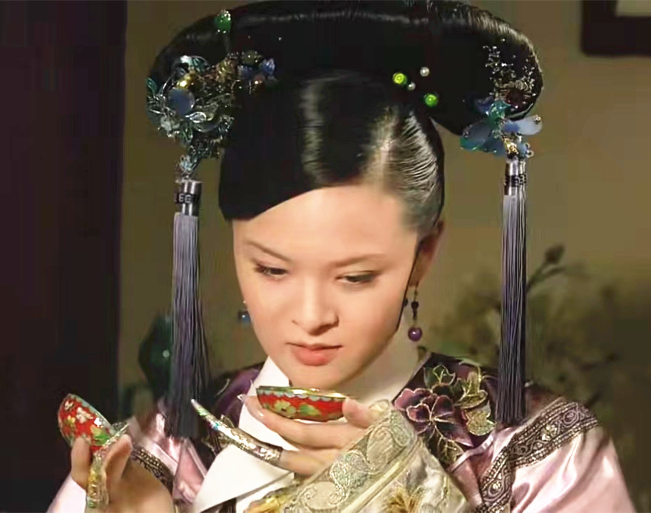 甄嬛传:曹琴默聪明绝顶,为何非要辅佐华妃,皇后和甄嬛差在哪?