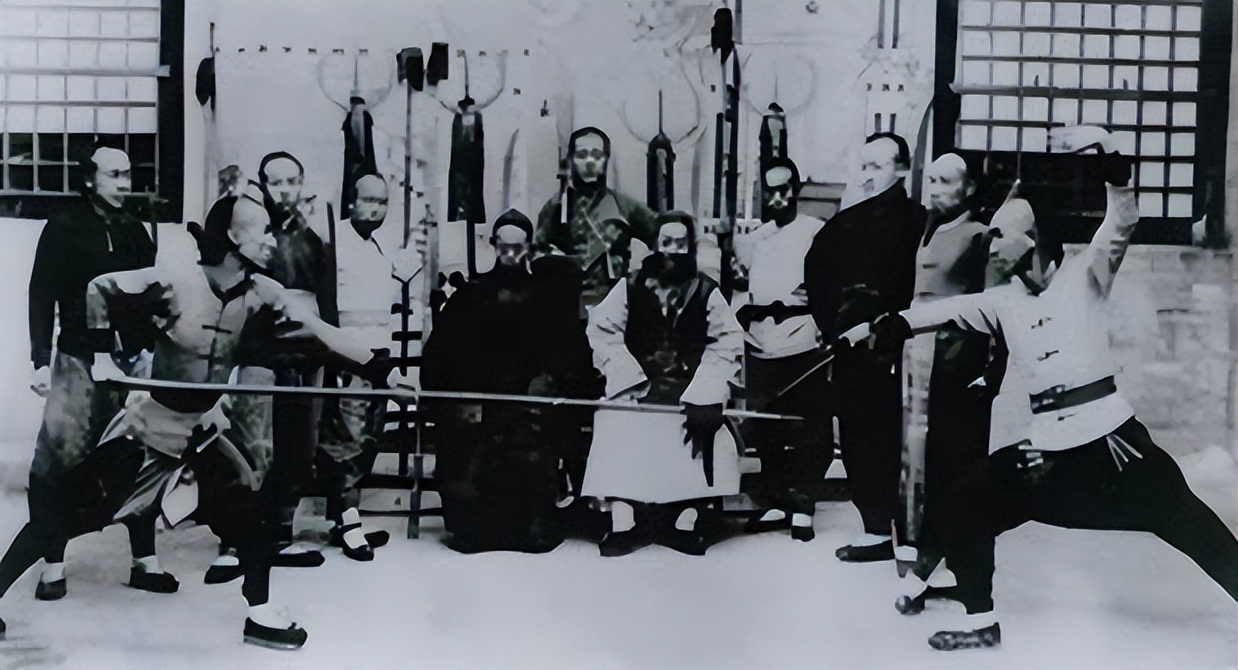 霍元甲踢馆慈禧保镖，踢了两脚后转身就走，对手站在原地纹丝不动