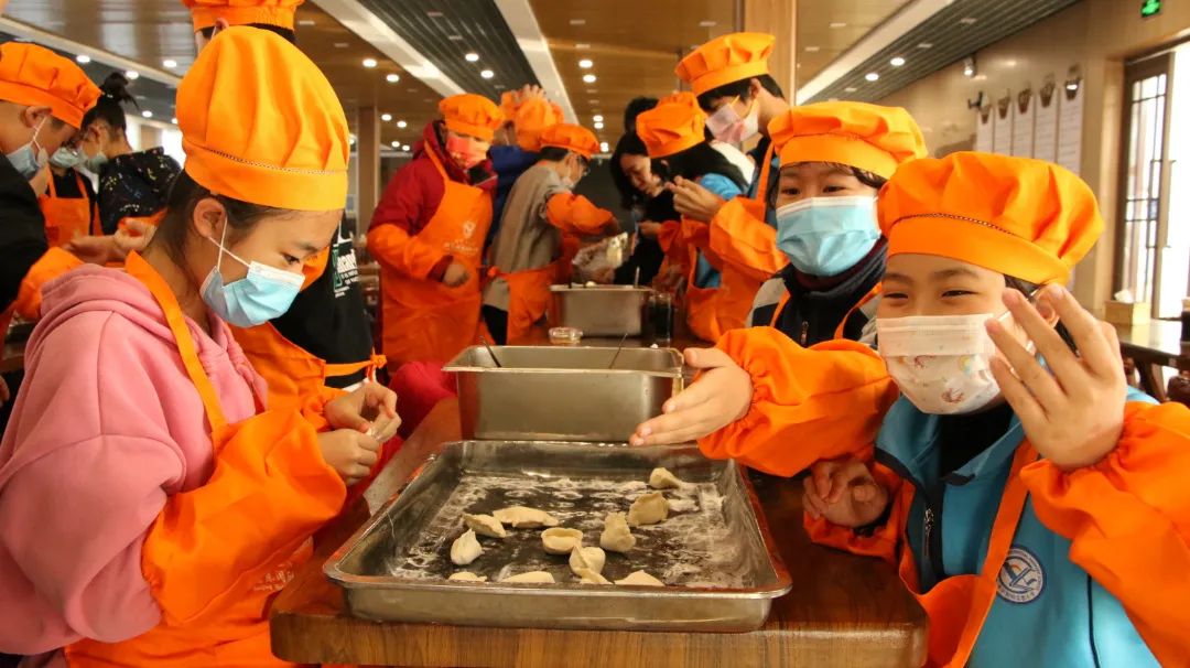 10000+饺子滚滚而来——闻励师生包饺子，话饺子，团团围坐吃饺子