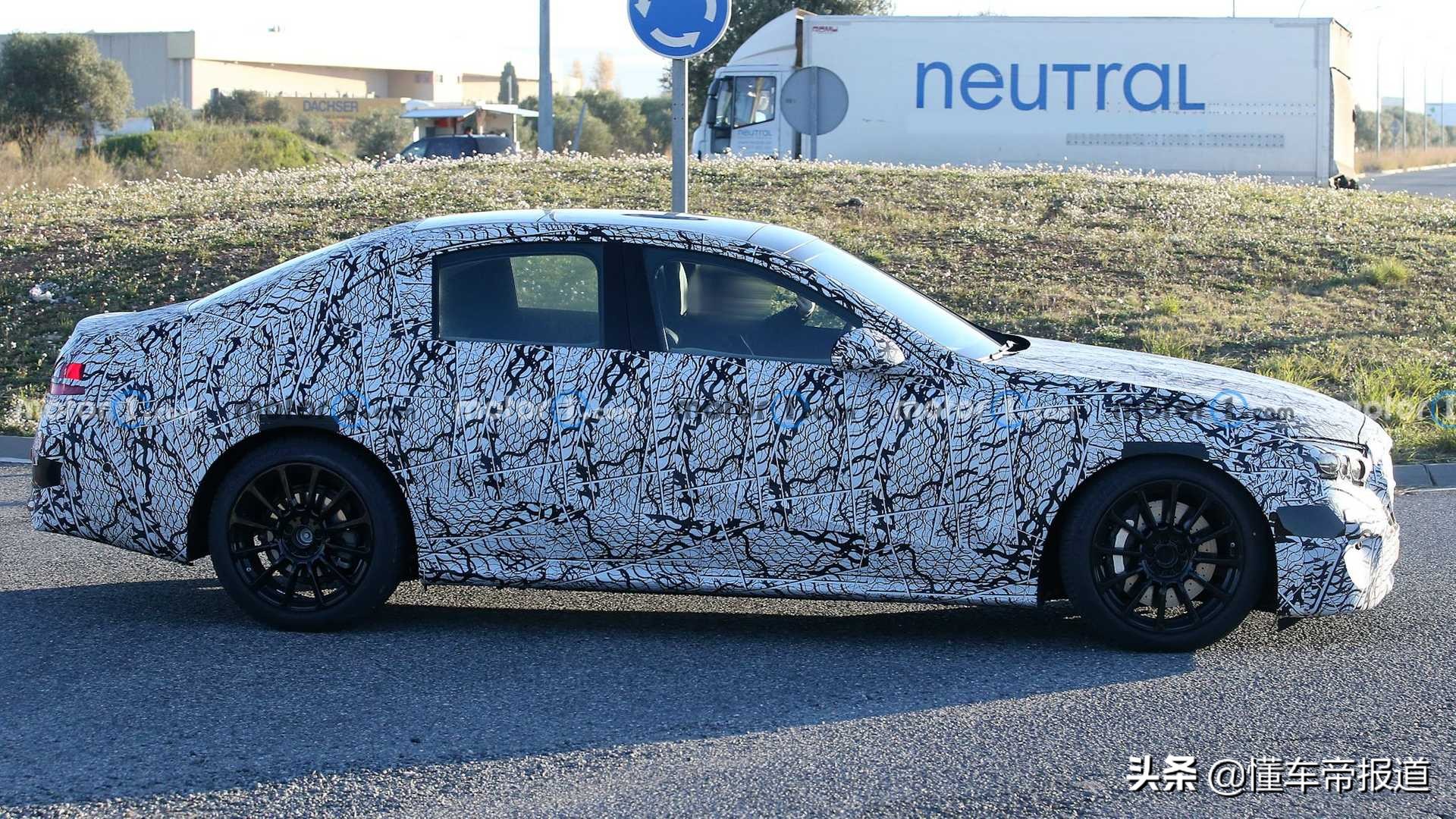 新车 | 细节设计更运动，或配备MBUX Hyperscreen！全新奔驰E级谍照