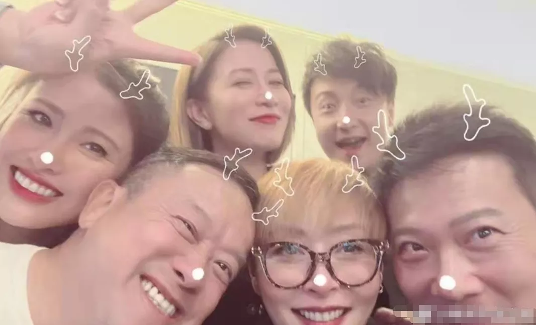 知名导演公然非礼女明星，现场照片曝光：这个人，究竟有多无耻？