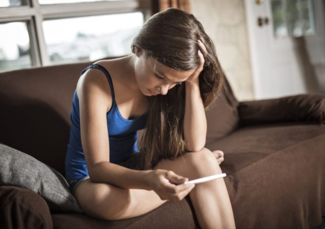 美国17岁少女意外怀孕，堕胎却被法官拒绝，因为她"GPA成绩太差"